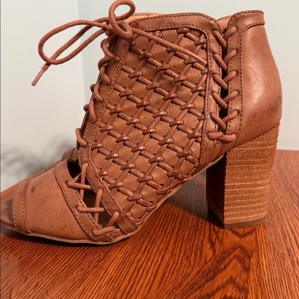 Not Rated. Brown Open Toe Wicker Shoe. Size 9. New without tags. - Picture 3 of 5